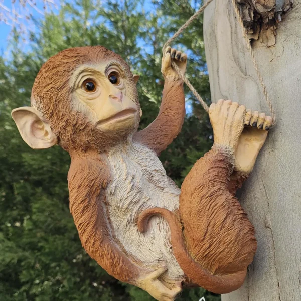 Monito gracioso de resina